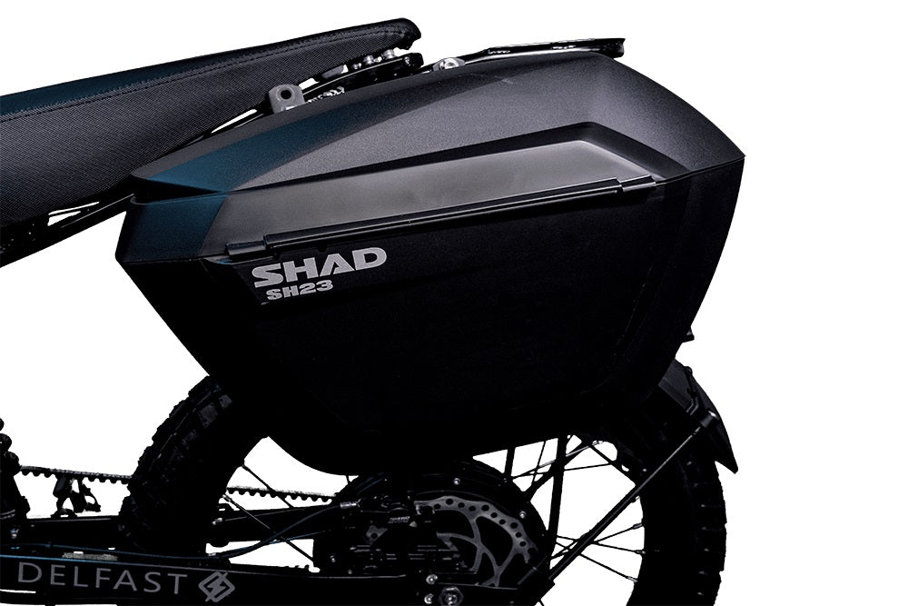 Feel like a real motorcycle rider with Shad Premium Side Boxes on your Delfast eBike! The best choice for carrying your stuff while riding off-road, these ebike side boxes are built both strong and lightweight. They are resistant to wobbling and keep your items safe and secure with a locking key.